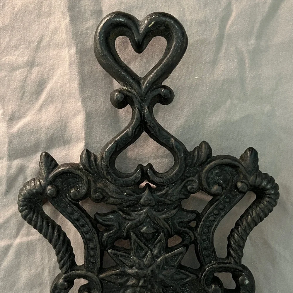 Vintage Cast Iron Black Footed Trivet Sunburst Starburst w/ Heart Handle 8.25